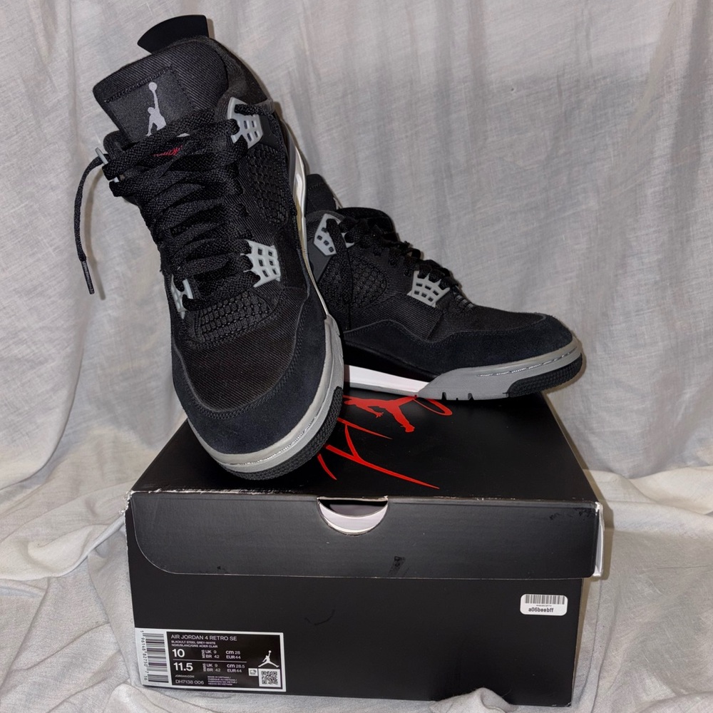 air jordan 4 retro SE in black/lt steel grey-white
men’s sz 10
DH7138-006, 2022